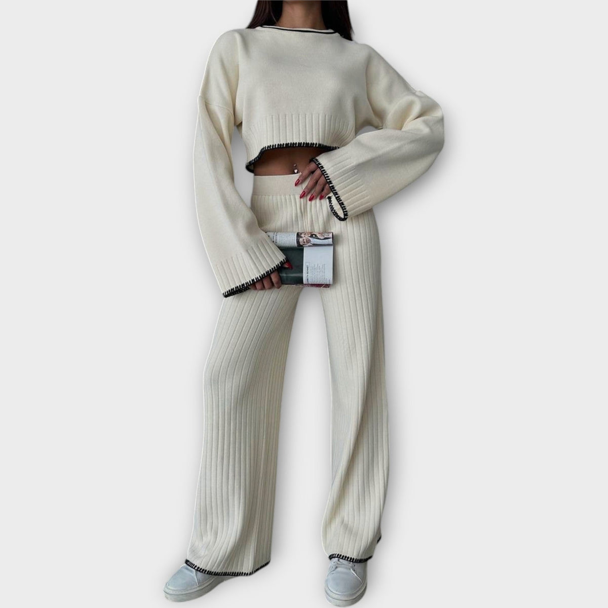 Плетен комплект с cropped блуза и изискани детайли