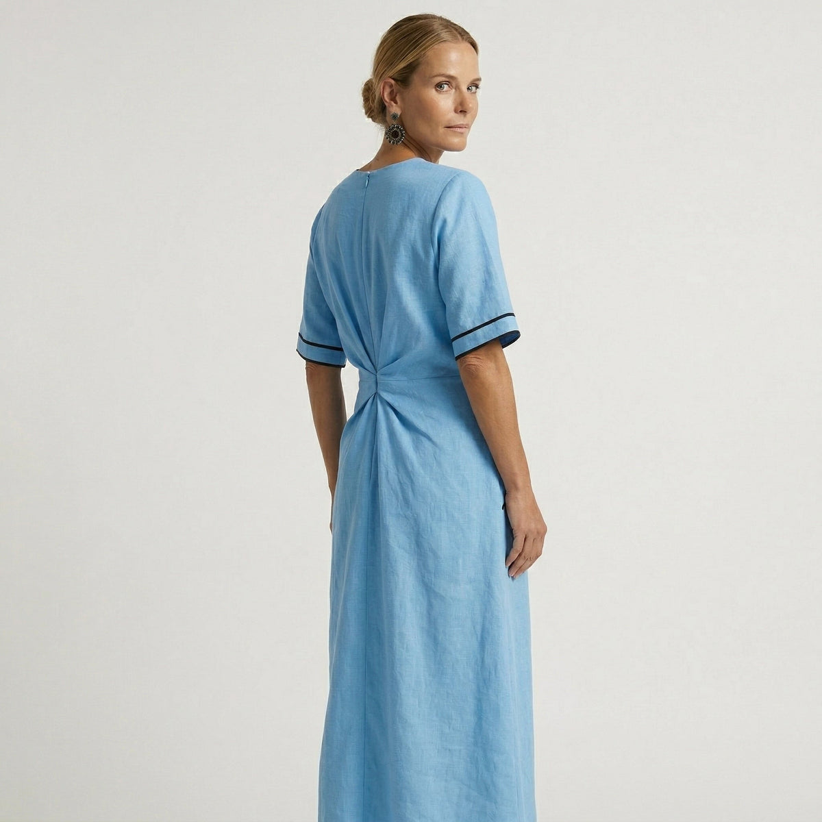 Петя | Elegant Dress with Flattering Waist and Vacation Chic